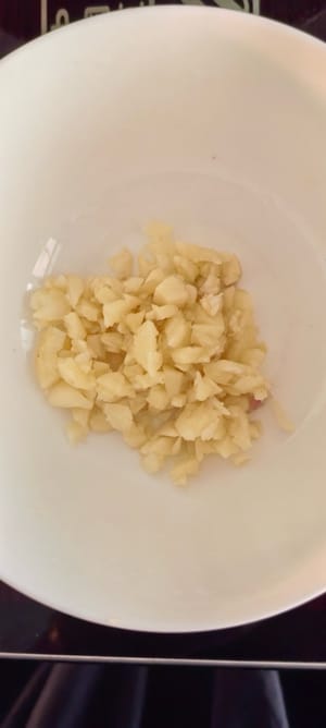 蒜，姜，适量。