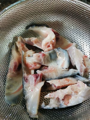 cuci bersih kepala ikan, lalu kering Kan