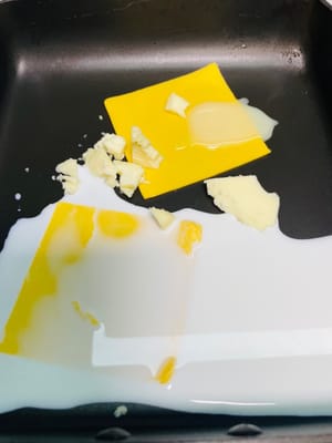 Versare le fette di formaggio, il burro, il latte e il latte condensato in una padella antiaderente e cuocere a fuoco basso, mescolando continuamente, fino a completo scioglimento e a ottenere una consistenza fine e senza particelle. Lasciare raffreddare per un uso successivo.