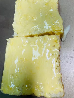 Distribuire uniformemente la pasta di formaggio su un lato del toast, infornare o friggere in una friggitrice ad aria preriscaldata a 200 gradi e cuocere per 6 minuti. Si colora facilmente durante la cottura, quindi è necessario prestare attenzione a non bruciarlo.