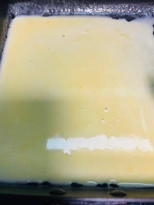 Versare le fette di formaggio, il burro, il latte e il latte condensato in una padella antiaderente e cuocere a fuoco basso, mescolando continuamente, fino a completo scioglimento e a ottenere una consistenza fine e senza particelle. Lasciare raffreddare per un uso successivo.