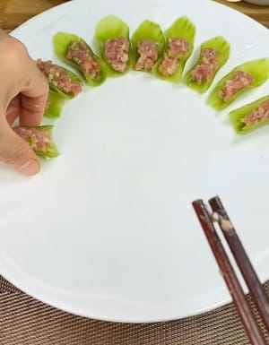 Avvolgere il ripieno di carne nella lattuga e disporlo su un piatto