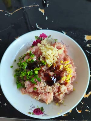 Aggiungere sale alla carne macinata, un pizzico di pepe, 5 grammi di zenzero, cipolla e aglio, 2 cucchiaini di vino da cucina, 2 cucchiaini di salsa di ostriche, 1 cucchiaino di salsa di soia, 1 cucchiaino di olio di sesamo e la giusta quantità di amido.