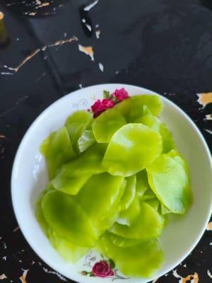 加食鹽適量，攪拌均勻，醃10分鐘變軟，備用。