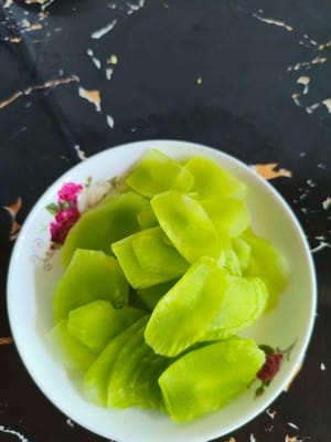 萵筍切成薄片裝碗中。