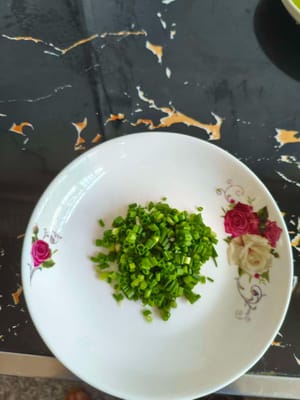 Mettere da parte 10 grammi di cipollotto verde tritato.