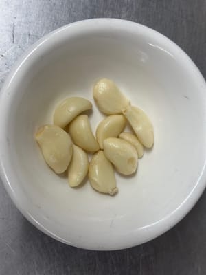 線椒、小米椒洗淨切斜條，大蒜拍開備用。