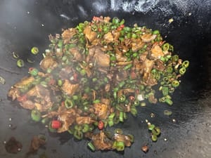 翻炒均勻，讓線椒充分吸收肉和調料的味道，出鍋即可