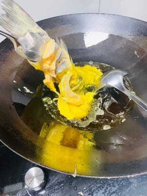 炸技巧：鍋裡倒入油，燒到6成熱（油面有微微青煙冒出 ）。這時候，拎著魚的魚頭或魚尾，把魚放進鍋裡，同時用湯匙舀熱油澆在魚身上，等魚定型之後，再把整條魚放進鍋裡炸。注意：
1.初炸（定型）：油溫六成熱（約180℃）下鍋，炸5-7分鐘，至表面微黃、魚肉初步定型後撈出。
2.複炸（酥脆）：油溫升高至八成熱（約220℃），回鍋炸2-3分鐘，至表面金黃酥脆即可。
注意：炸製時需保持油溫穩定，避免外皮炸焦而內裡未熟，如油太少或不好翻面，可用湯匙繼續澆熱油。