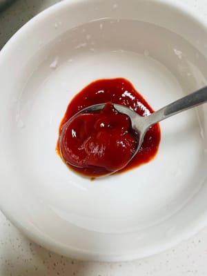 糖醋醬調配：取一個碗，加入3匙番茄醬、2匙白糖、2匙白醋、1匙生抽、1小匙生粉，再倒入100ml水，然後攪拌均勻，糖醋汁就調好啦 （可依個人口味調整，調好後先試味）。