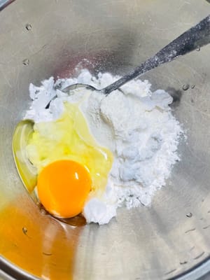 掛漿糊製作：碗裡放4匙薯仔澱粉、1匙麵粉、2顆雞蛋，調成乳酪狀糊備用。