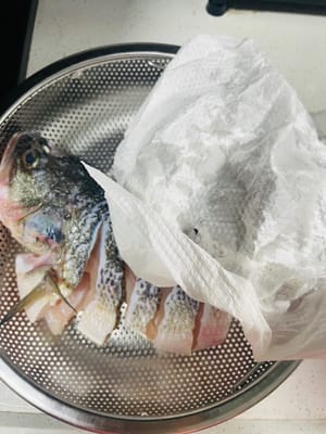 Utilisez du papier absorbant pour sécher l'eau, pensez à l'égoutter un peu.