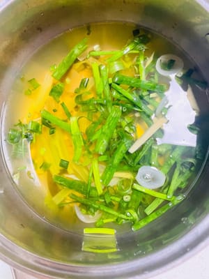 Mélangez le jus désodorisant refroidi avec de l'eau de gingembre et d'oignon vert, puis versez 50 ml de liqueur forte (la liqueur sera dissoute dans le jus et il ne restera plus de liqueur après la désodorisation).