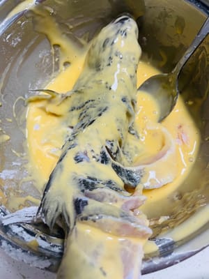 Enrober le poisson d'abord de fécule sèche, puis de pâte d'œuf.