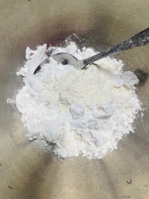 掛漿糊製作：碗裡放4匙薯仔澱粉、1匙麵粉、2顆雞蛋，調成乳酪狀糊備用。