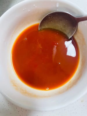 Prenez un bol, ajoutez 3 cuillères de ketchup, 2 cuillères de sucre, 2 cuillères de vinaigre blanc, 1 cuillère de sauce soja légère, 1 cuillère à café de fécule de maïs, puis versez 100 ml d'eau, puis remuez uniformément, et la sauce aigre-douce est prête (vous pouvez l'ajuster selon votre goût personnel, goûtez-la d'abord après avoir mélangé).