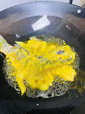 炸技巧：鍋裡倒入油，燒到6成熱（油面有微微青煙冒出 ）。這時候，拎著魚的魚頭或魚尾，把魚放進鍋裡，同時用湯匙舀熱油澆在魚身上，等魚定型之後，再把整條魚放進鍋裡炸。注意：
1.初炸（定型）：油溫六成熱（約180℃）下鍋，炸5-7分鐘，至表面微黃、魚肉初步定型後撈出。
2.複炸（酥脆）：油溫升高至八成熱（約220℃），回鍋炸2-3分鐘，至表面金黃酥脆即可。
注意：炸製時需保持油溫穩定，避免外皮炸焦而內裡未熟，如油太少或不好翻面，可用湯匙繼續澆熱油。