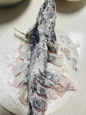 魚先裹乾澱粉，再裹蛋漿糊 。