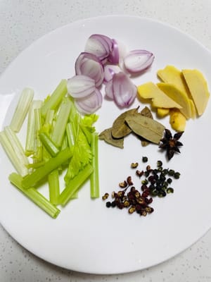 Faites bouillir l'anis étoilé, les feuilles de laurier, les grains de poivre vert et rouge, les oignons, le gingembre, le sel et le céleri dans de l'eau pour éliminer l'odeur de poisson, puis lavez-les et coupez-les pour une utilisation ultérieure.