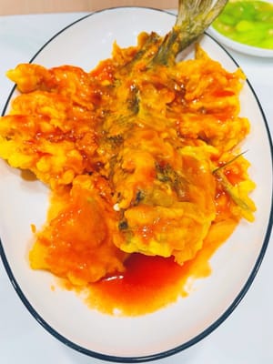 Disposer le poisson frit dans une assiette (j'ai utilisé une petite assiette 😂), chauffer à feu doux, mettre 1 cuillère à soupe d'huile dans la casserole, y verser la sauce aigre-douce préparée et cuire jusqu'à ce qu'elle soit épaisse et translucide, puis la verser sur le poisson chaud pour que la peau reste croustillante et ait meilleur goût. Le poisson aigre-doux est prêt.