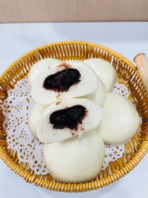 부드러운 반죽을 한 입 베어 물면 코코넛 향이 은은하게 감도는 매끄러운 팥앙금이 들어있습니다. 달콤하지만 지나치게 달지 않고, 살짝 묽은 식감입니다. 씹을수록 향긋한 풍미가 더욱 진해집니다!