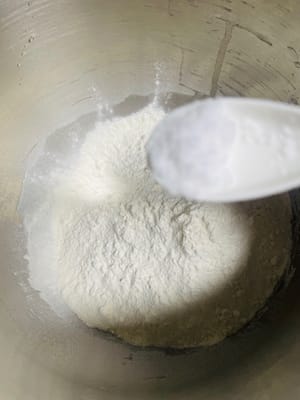 믹싱 볼에 드라이 이스트, 다목적 밀가루, 소금을 넣고 식힌 코코넛 워터를 부어 반죽이 매끄러워질 때까지 반죽합니다.