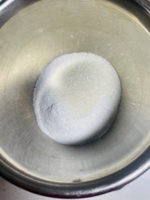 인스턴트 코코넛 가루와 백설탕을 끓는 물에 녹인 후 식혀서 따로 둡니다.