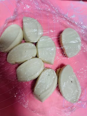 반죽을 40g씩 나누어 랩으로 덮고 5분간 휴지시킵니다.