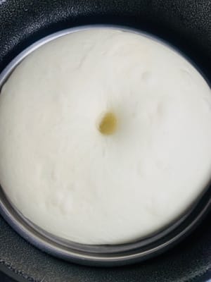 반죽이 약 30°C에서 두 배로 부풀어 오를 때까지 발효시키세요. 젖은 손으로 눌렀을 때 다시 튀어 오르지 않으면 완성된 것입니다.
