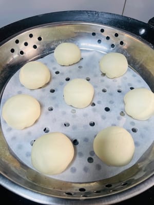 냄비에 담아 2차 발효를 시켜 원래 크기의 1.5배가 될 때까지 기다립니다. 물이 끓으면 12분간 찌고, 뚜껑을 열기 전에 3분간 그대로 둡니다.