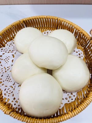 부드러운 반죽을 한 입 베어 물면 코코넛 향이 은은하게 감도는 매끄러운 팥앙금이 들어있습니다. 달콤하지만 지나치게 달지 않고, 살짝 묽은 식감입니다. 씹을수록 향긋한 풍미가 더욱 진해집니다!