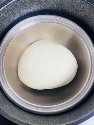 반죽이 약 30°C에서 두 배로 부풀어 오를 때까지 발효시키세요. 젖은 손으로 눌렀을 때 다시 튀어 오르지 않으면 완성된 것입니다.