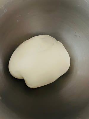 믹싱 볼에 드라이 이스트, 다목적 밀가루, 소금을 넣고 식힌 코코넛 워터를 부어 반죽이 매끄러워질 때까지 반죽합니다.