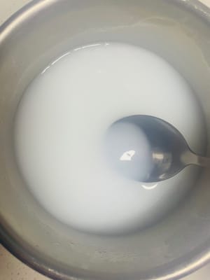 인스턴트 코코넛 가루와 백설탕을 끓는 물에 녹인 후 식혀서 따로 둡니다.