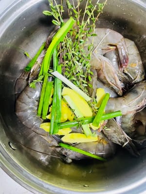 Memarinasi: Masukkan udang yang sudah disiapkan ke dalam mangkuk, tambahkan garam bubuk panggang, anggur masak, irisan jahe, potongan daun bawang, dan rempah-rempah, aduk rata dan marinasi selama 20 menit agar bumbu meresap sepenuhnya.