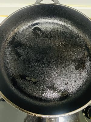Menata udang: Ambil wajan/panci besi cor/panci masak dengan tutup (sebaiknya yang mudah dilihat), dan semprotkan sedikit minyak untuk mencegah lengket; letakkan udang yang telah dimarinasi dan bumbu marinasinya secara merata di dalam wajan.