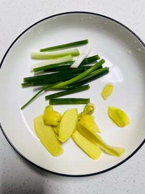 Menyiapkan bahan dan meningkatkan aroma: Cuci thyme/rosemary dan sisihkan. Potong daun bawang menjadi beberapa bagian dan iris jahe. Siapkan semua bahan.
