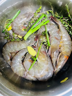 Memarinasi: Masukkan udang yang sudah disiapkan ke dalam mangkuk, tambahkan garam bubuk panggang, anggur masak, irisan jahe, potongan daun bawang, dan rempah-rempah, aduk rata dan marinasi selama 20 menit agar bumbu meresap sepenuhnya.