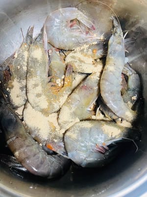 Memarinasi: Masukkan udang yang sudah disiapkan ke dalam mangkuk, tambahkan garam bubuk panggang, anggur masak, irisan jahe, potongan daun bawang, dan rempah-rempah, aduk rata dan marinasi selama 20 menit agar bumbu meresap sepenuhnya.
