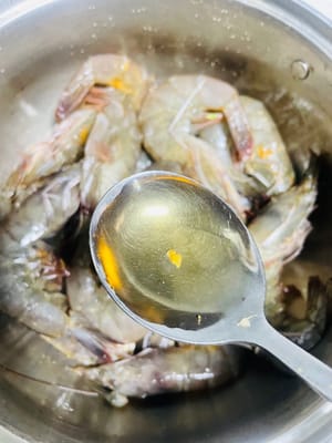 Memarinasi: Masukkan udang yang sudah disiapkan ke dalam mangkuk, tambahkan garam bubuk panggang, anggur masak, irisan jahe, potongan daun bawang, dan rempah-rempah, aduk rata dan marinasi selama 20 menit agar bumbu meresap sepenuhnya.