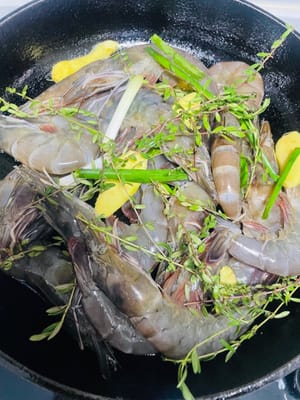 Menata udang: Ambil wajan/panci besi cor/panci masak dengan tutup (sebaiknya yang mudah dilihat), dan semprotkan sedikit minyak untuk mencegah lengket; letakkan udang yang telah dimarinasi dan bumbu marinasinya secara merata di dalam wajan.