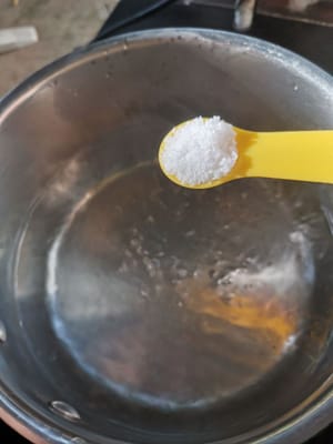 Prepare una cacerola, vierta agua, espere hasta que el agua hierva y luego agregue 1 cucharadita de sal.