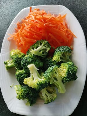 luego preparar las verduras para hervir (zanahorias y brócoli)