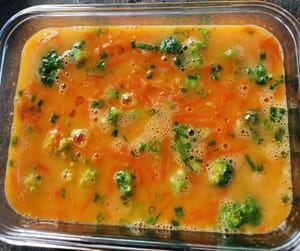 luego vierta la mezcla de huevo en el recipiente.