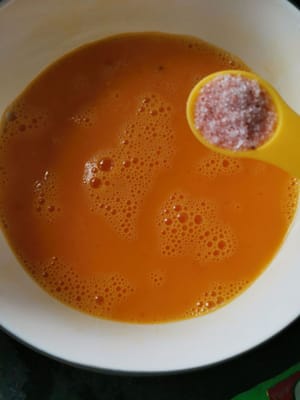 luego rompe los huevos en un bol, luego bátelos y agrega 1/2 cucharadita de sal y 1/2 cucharadita de pimienta molida.