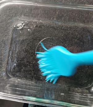 luego prepare un recipiente para cocinar al vapor, luego engraselo con aceite