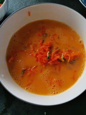 Luego agrega las cebolletas cortadas en rodajas y las zanahorias, luego revuelve hasta que todo esté bien mezclado.