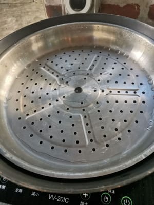 preparar una sartén, verter agua, esperar hasta que el agua hierva
