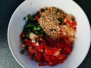 Preparar los ingredientes que hemos mezclado y ponerlos en un recipiente (ajo, chiles rojos, cebolletas y semillas de sésamo)
