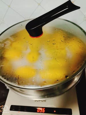 นึ่งเหนือหม้อน้ำเดือดประมาณ 14 นาที จากนั้นปิดไฟและปล่อยทิ้งไว้สองถึงสามนาที